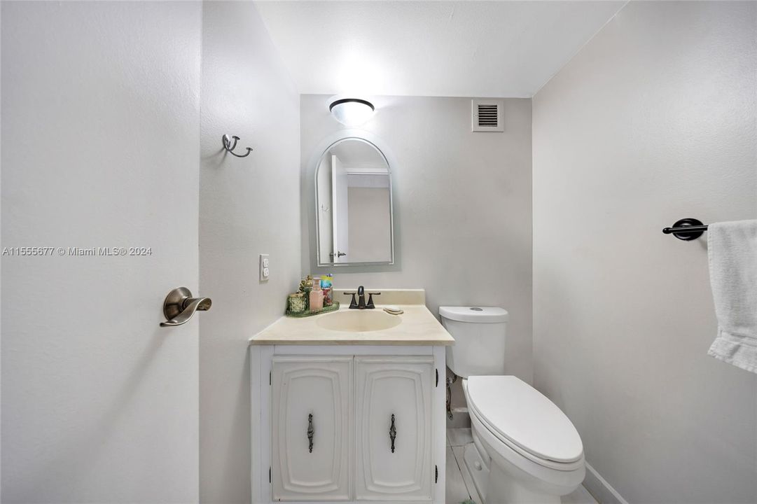 For Sale: $279,499 (2 beds, 1 baths, 1200 Square Feet)