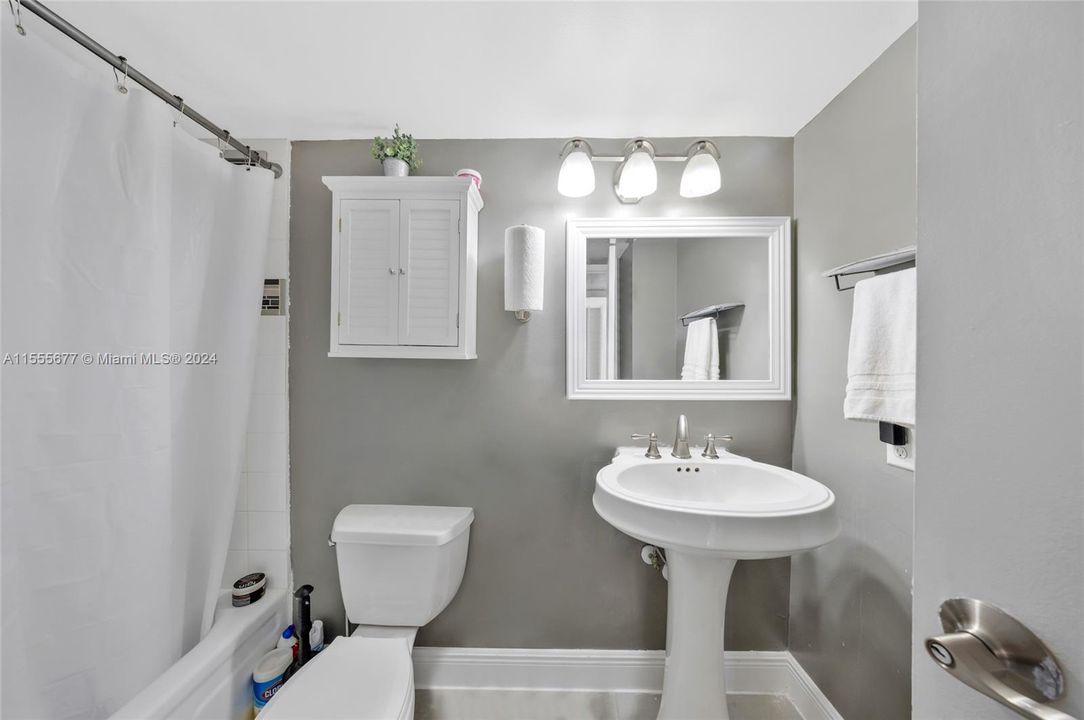 For Sale: $279,499 (2 beds, 1 baths, 1200 Square Feet)