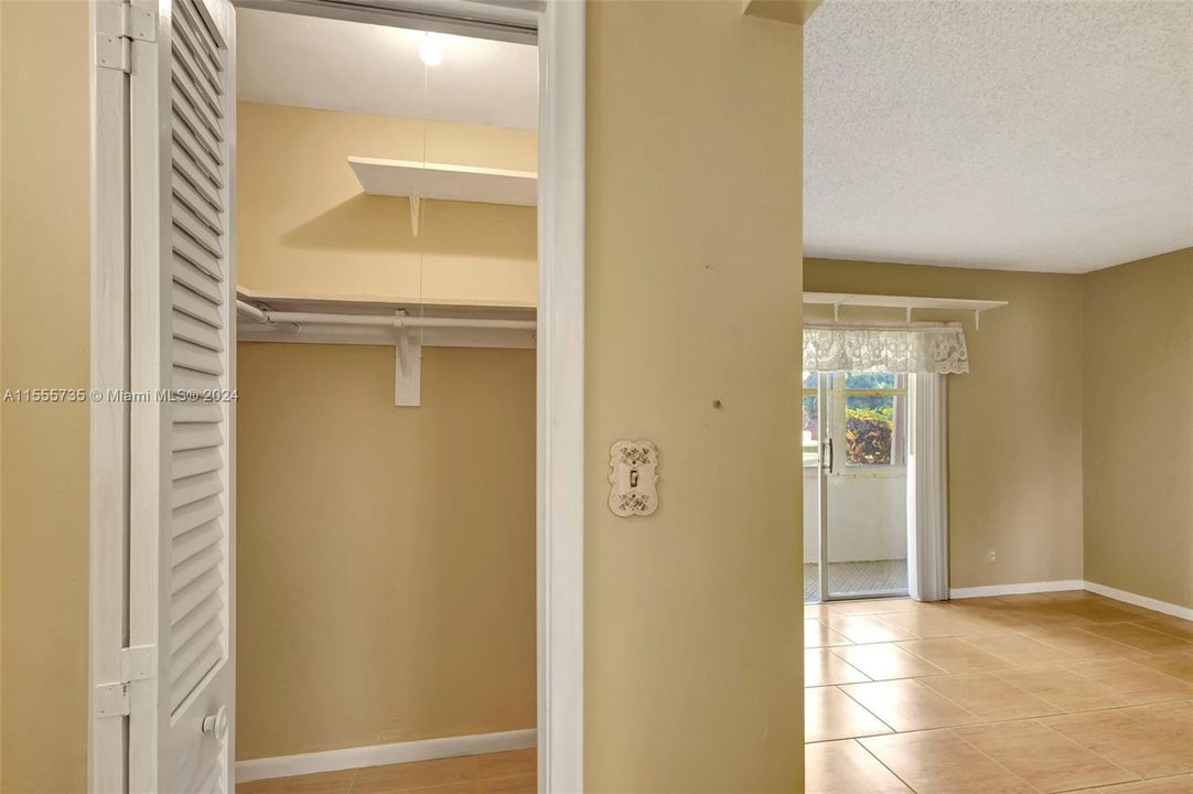 Active With Contract: $125,000 (1 beds, 1 baths, 646 Square Feet)