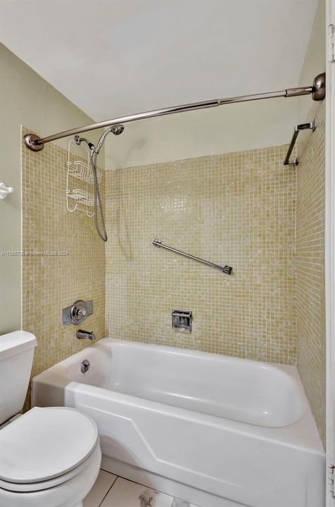 最近售出: $125,000 (1 贝兹, 1 浴室, 646 平方英尺)