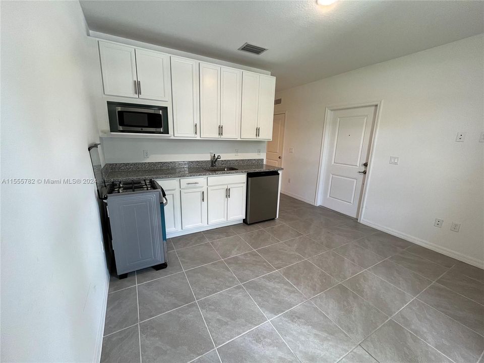 Recently Rented: $1,400 (1 beds, 1 baths, 500 Square Feet)