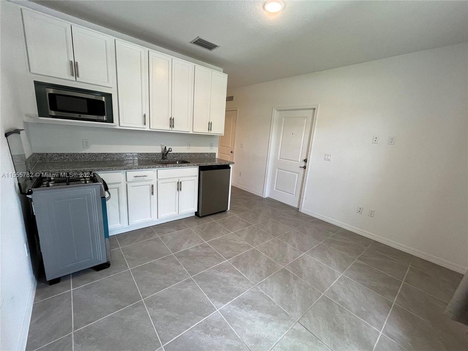 Recently Rented: $1,400 (1 beds, 1 baths, 500 Square Feet)