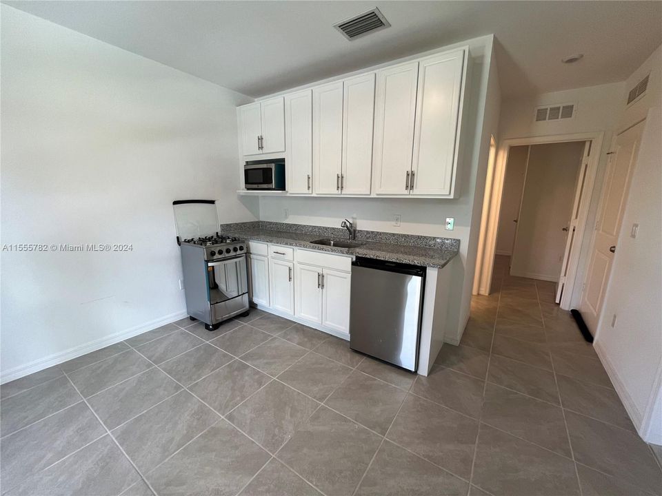 Recently Rented: $1,400 (1 beds, 1 baths, 500 Square Feet)