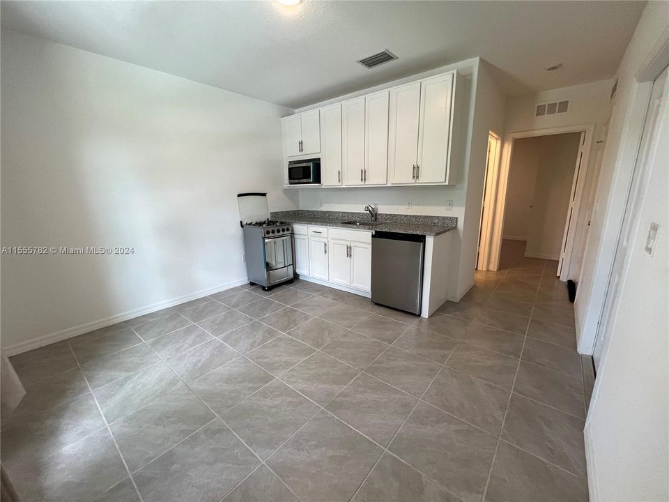 Recently Rented: $1,400 (1 beds, 1 baths, 500 Square Feet)