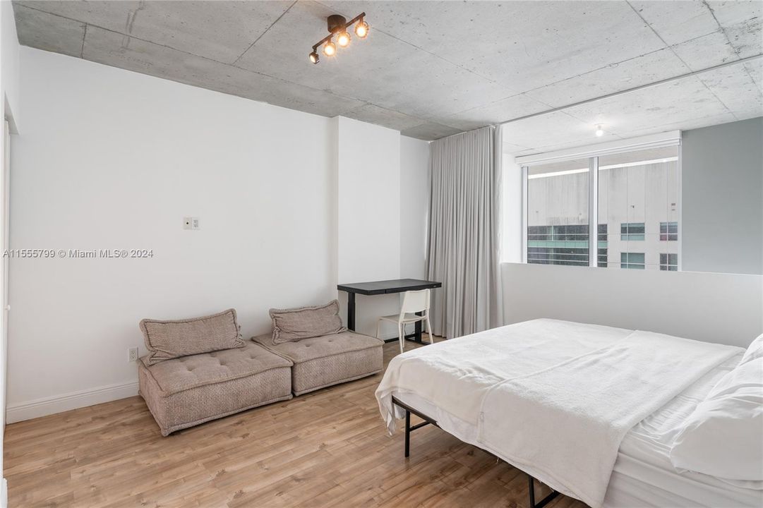 Recently Rented: $4,400 (3 beds, 2 baths, 1255 Square Feet)