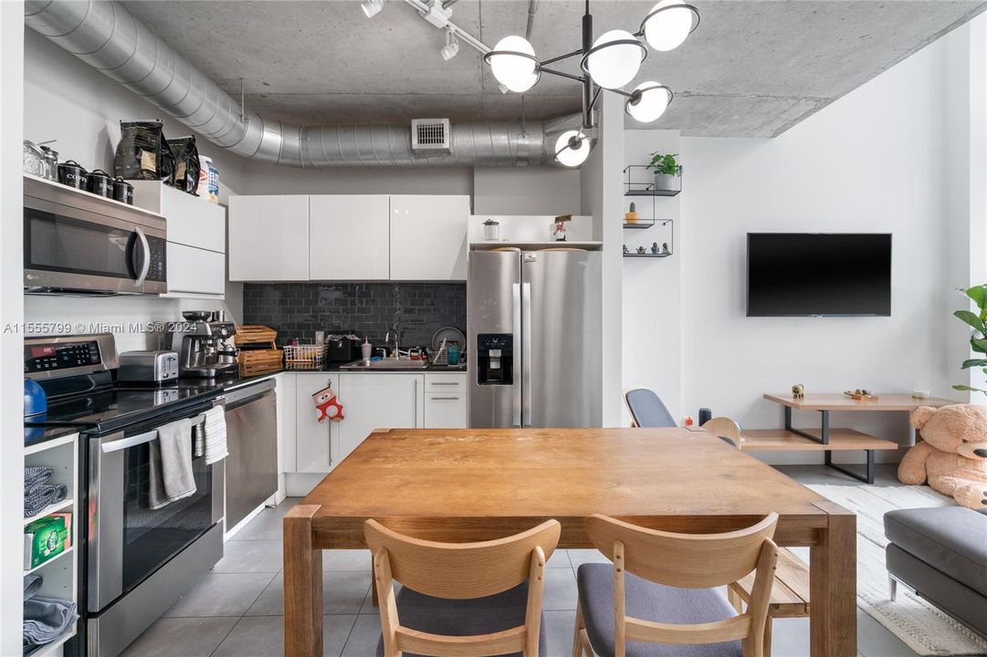 Recently Rented: $4,400 (3 beds, 2 baths, 1255 Square Feet)