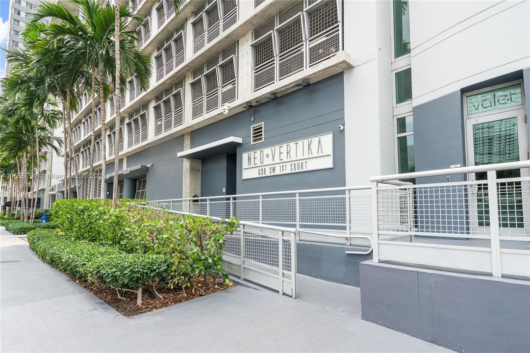 Recently Rented: $4,400 (3 beds, 2 baths, 1255 Square Feet)