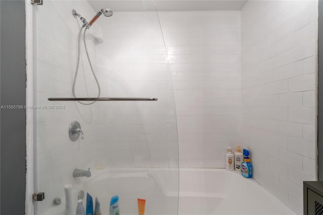 Recently Rented: $4,400 (3 beds, 2 baths, 1255 Square Feet)