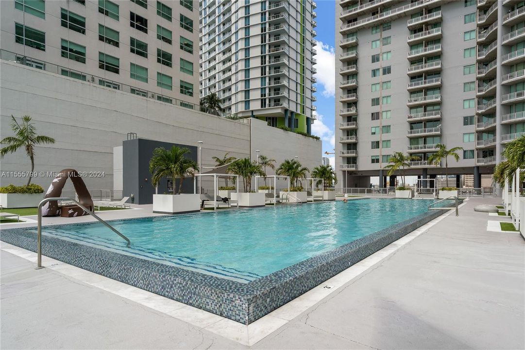 Recently Rented: $4,400 (3 beds, 2 baths, 1255 Square Feet)