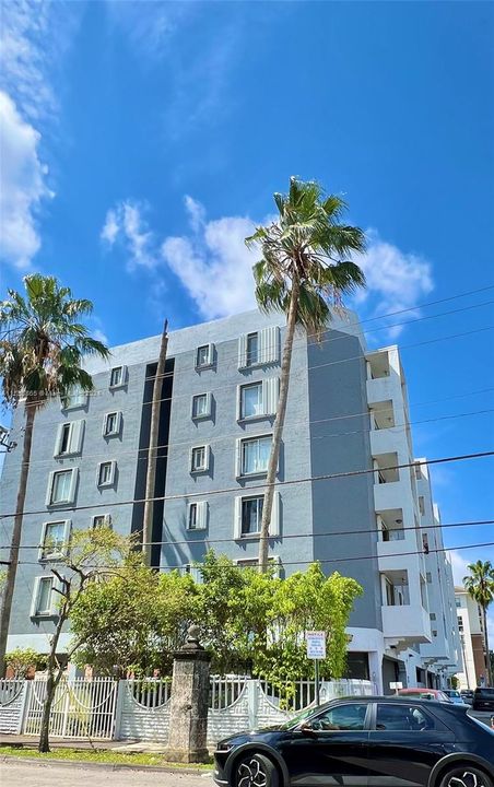 Active With Contract: $360,000 (2 beds, 2 baths, 918 Square Feet)