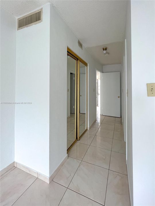 Active With Contract: $159,000 (1 beds, 1 baths, 898 Square Feet)