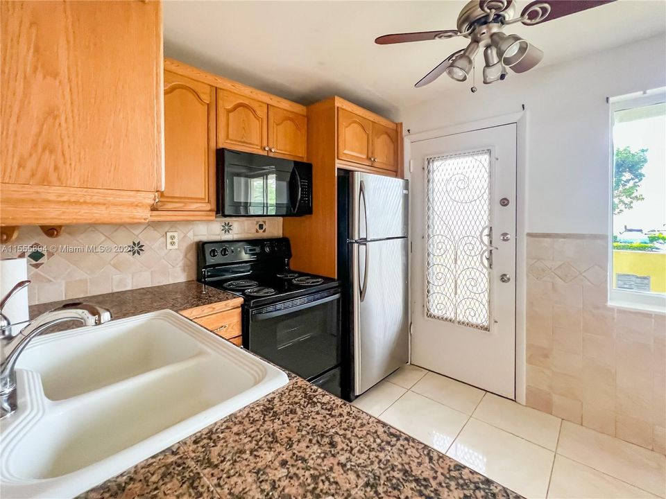 Active With Contract: $159,000 (1 beds, 1 baths, 898 Square Feet)
