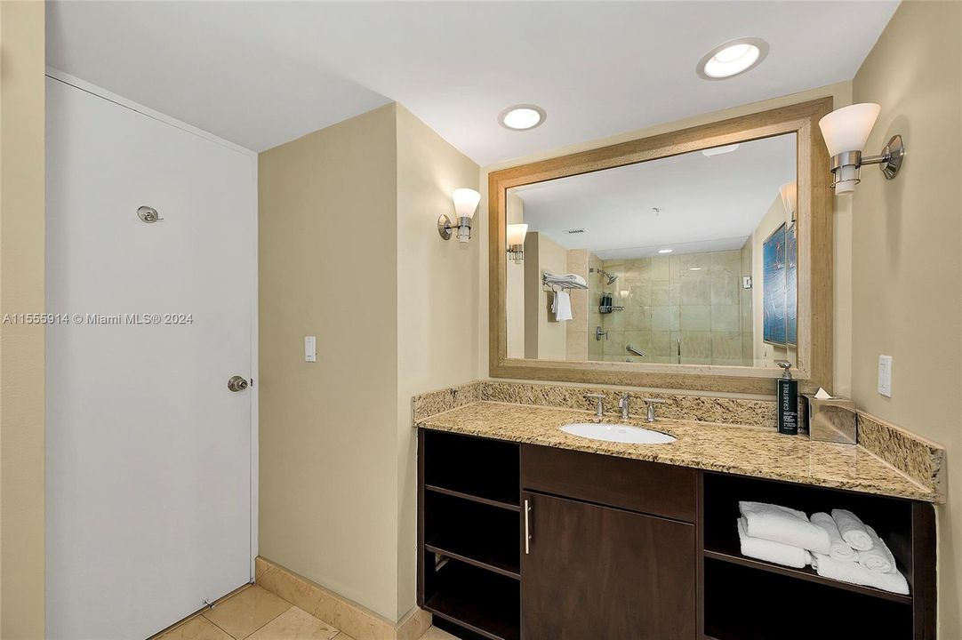 Active With Contract: $229,000 (1 beds, 1 baths, 548 Square Feet)