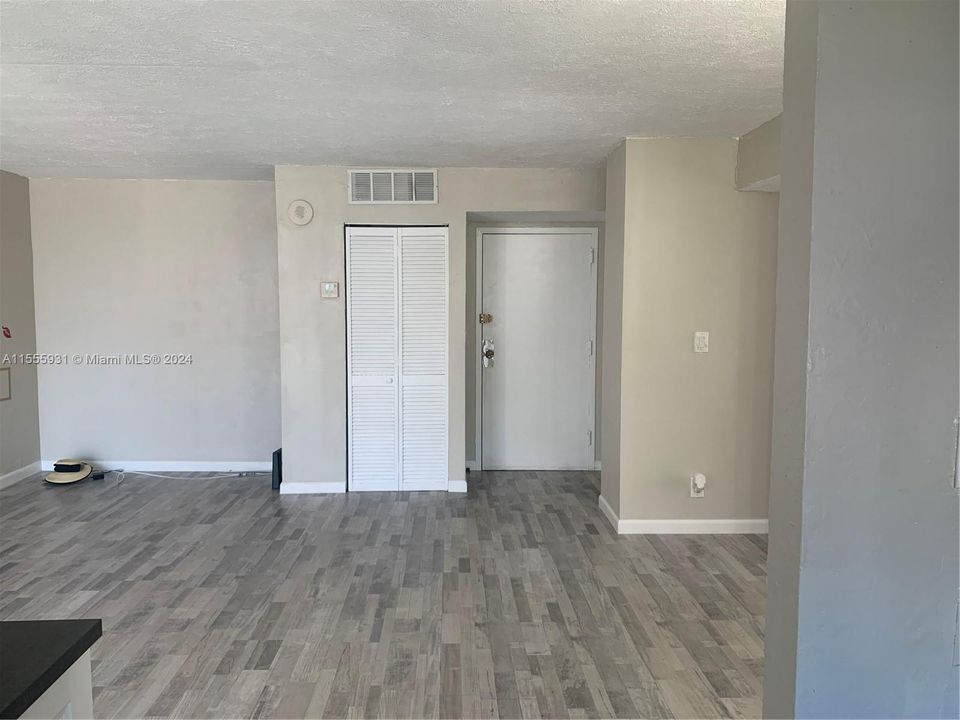 For Sale: $374,900 (2 beds, 2 baths, 894 Square Feet)