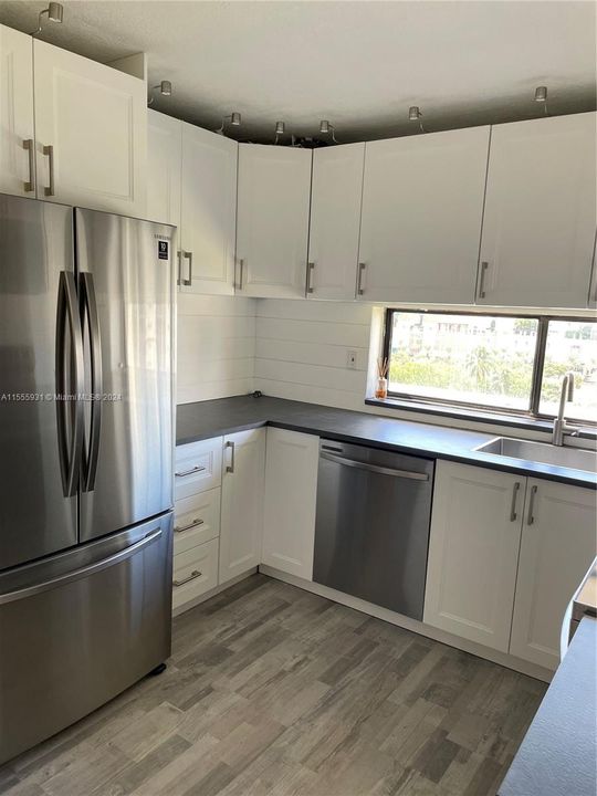 For Sale: $374,900 (2 beds, 2 baths, 894 Square Feet)
