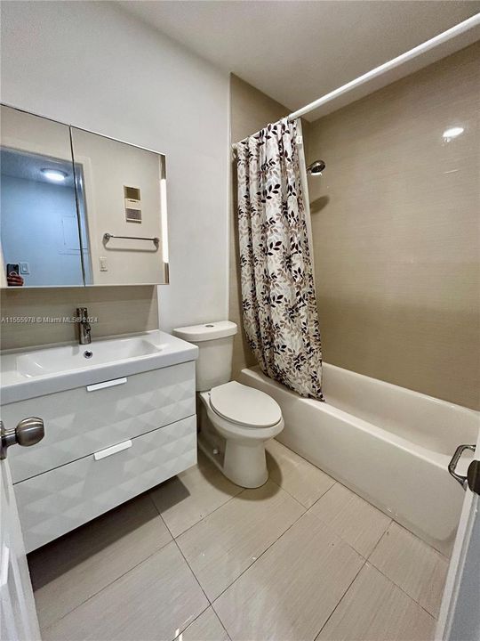 合同活跃: $2,600 (2 贝兹, 2 浴室, 1006 平方英尺)