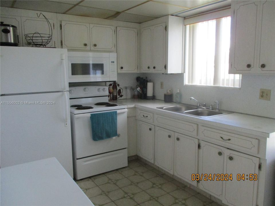 For Sale: $205,000 (2 beds, 1 baths, 574 Square Feet)