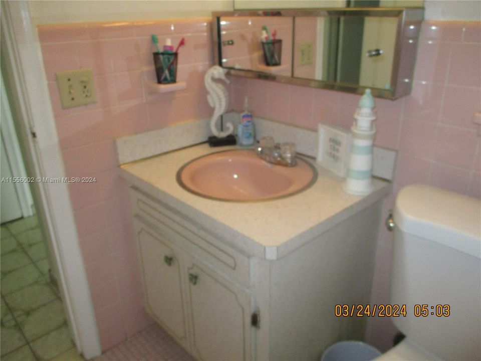 For Sale: $205,000 (2 beds, 1 baths, 574 Square Feet)
