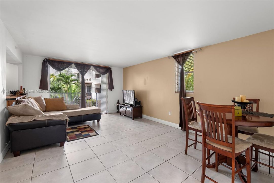For Sale: $279,000 (1 beds, 1 baths, 775 Square Feet)