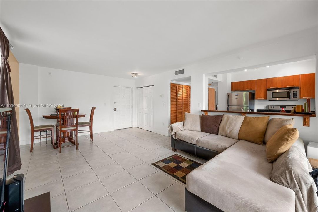 For Sale: $289,749 (1 beds, 1 baths, 775 Square Feet)