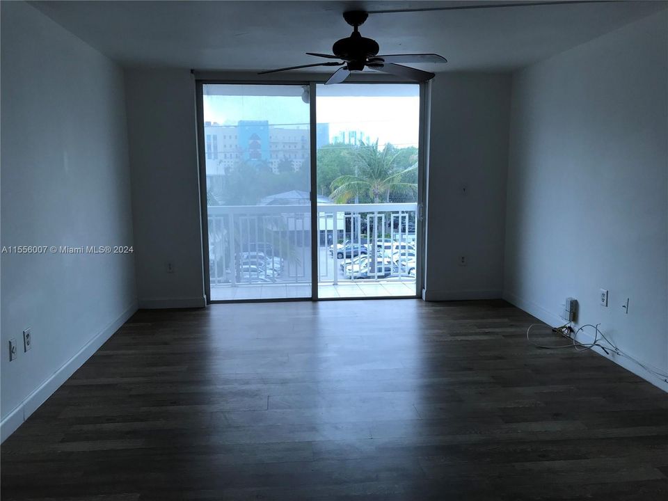 For Sale: $399,000 (1 beds, 1 baths, 667 Square Feet)
