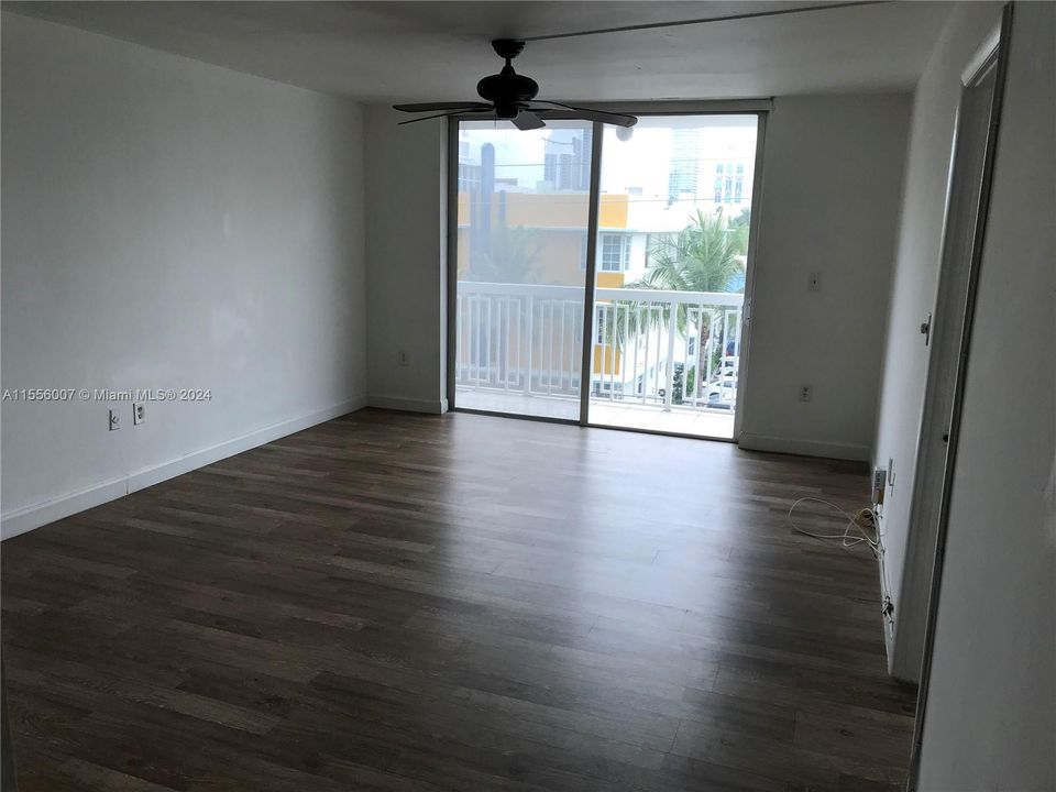 For Sale: $399,000 (1 beds, 1 baths, 667 Square Feet)