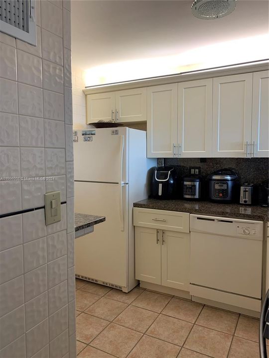 For Sale: $380,000 (1 beds, 1 baths, 570 Square Feet)