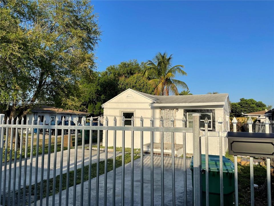 Active With Contract: $2,350 (3 beds, 2 baths, 672 Square Feet)