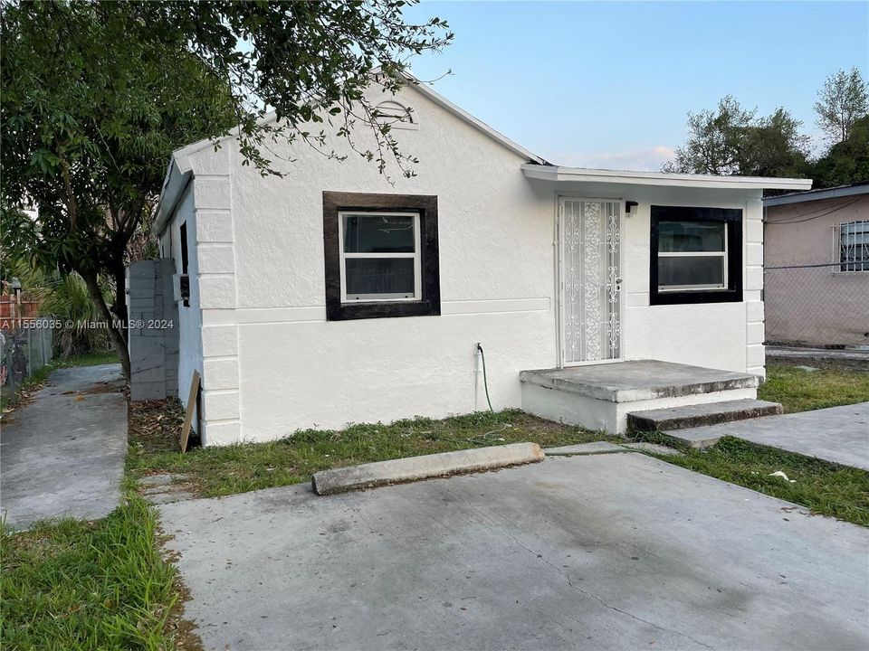 Active With Contract: $2,350 (3 beds, 2 baths, 672 Square Feet)