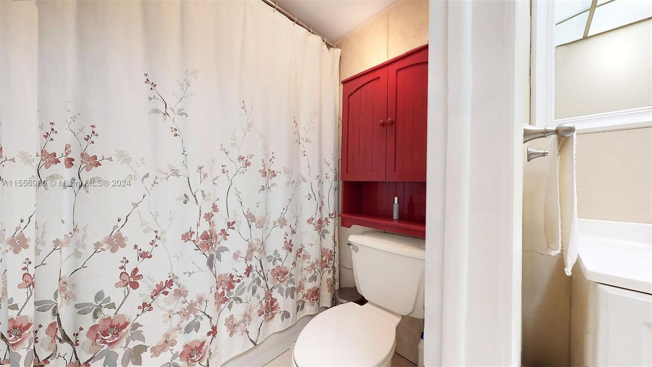 For Sale: $329,900 (2 beds, 2 baths, 996 Square Feet)