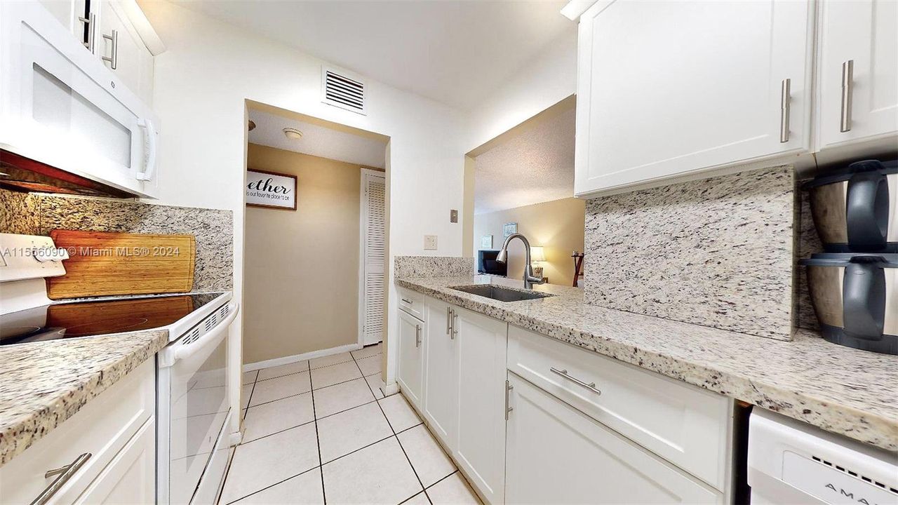 For Sale: $329,900 (2 beds, 2 baths, 996 Square Feet)