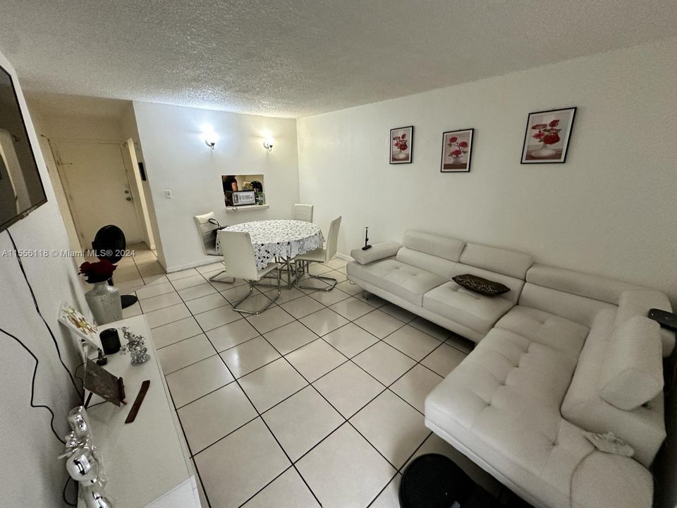 For Sale: $219,000 (1 beds, 1 baths, 605 Square Feet)