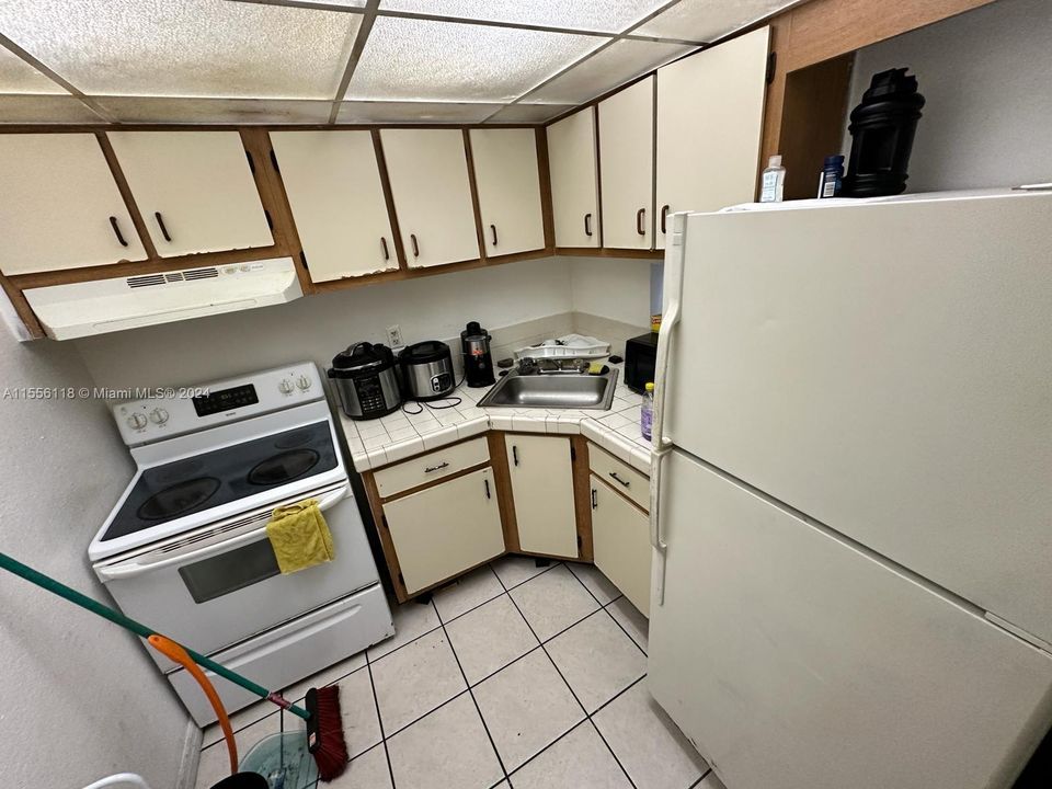 For Sale: $219,000 (1 beds, 1 baths, 605 Square Feet)