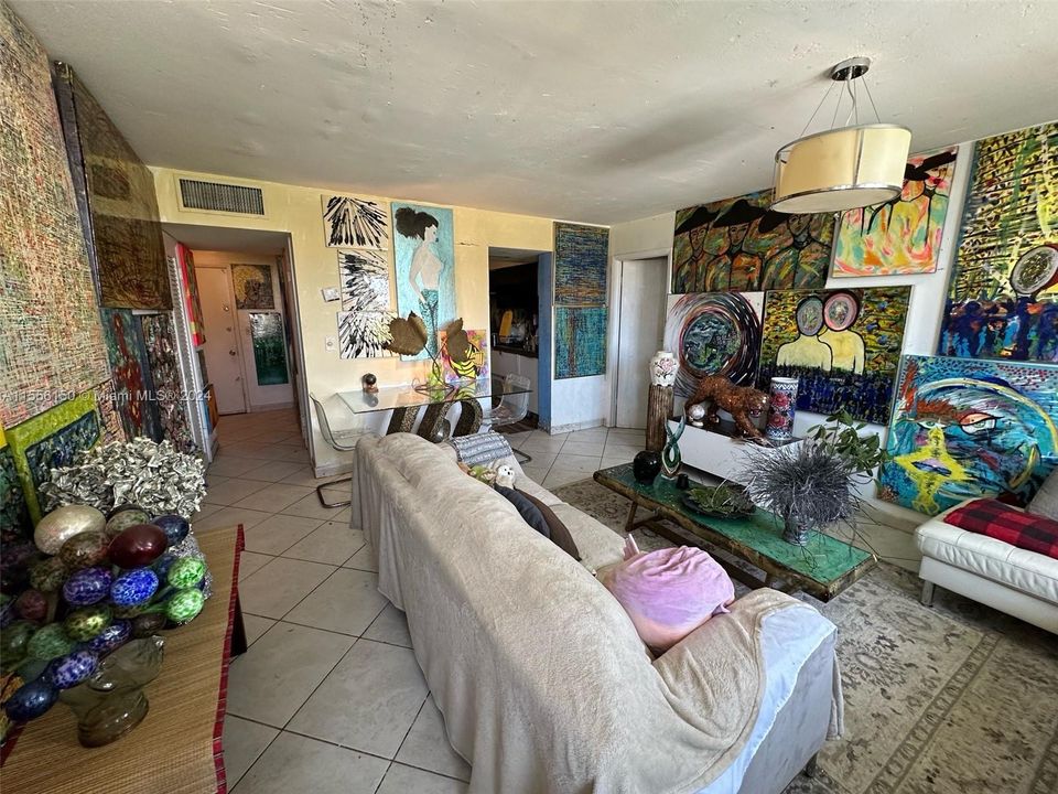 For Sale: $340,000 (2 beds, 1 baths, 840 Square Feet)
