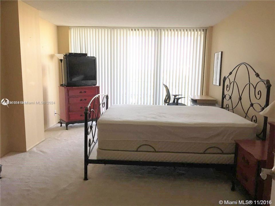 For Sale: $269,000 (1 beds, 1 baths, 915 Square Feet)