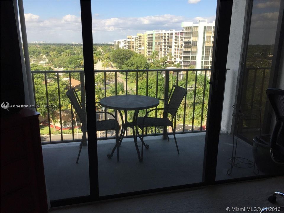 For Sale: $269,000 (1 beds, 1 baths, 915 Square Feet)