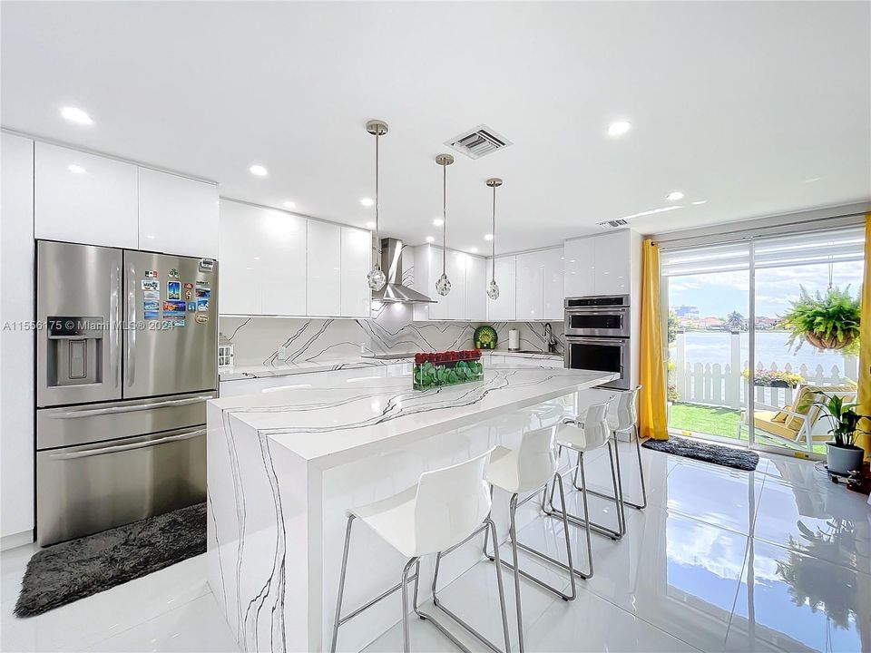 Недавно продано: $450,000 (2 спален, 2 ванн, 1290 Квадратных фут)