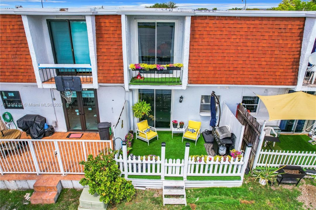 Недавно продано: $450,000 (2 спален, 2 ванн, 1290 Квадратных фут)