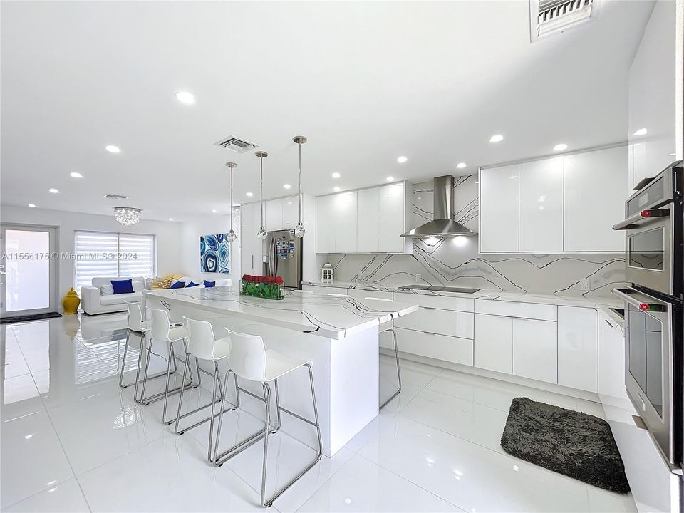 Недавно продано: $450,000 (2 спален, 2 ванн, 1290 Квадратных фут)