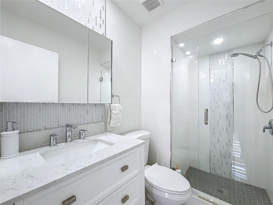 Недавно продано: $450,000 (2 спален, 2 ванн, 1290 Квадратных фут)