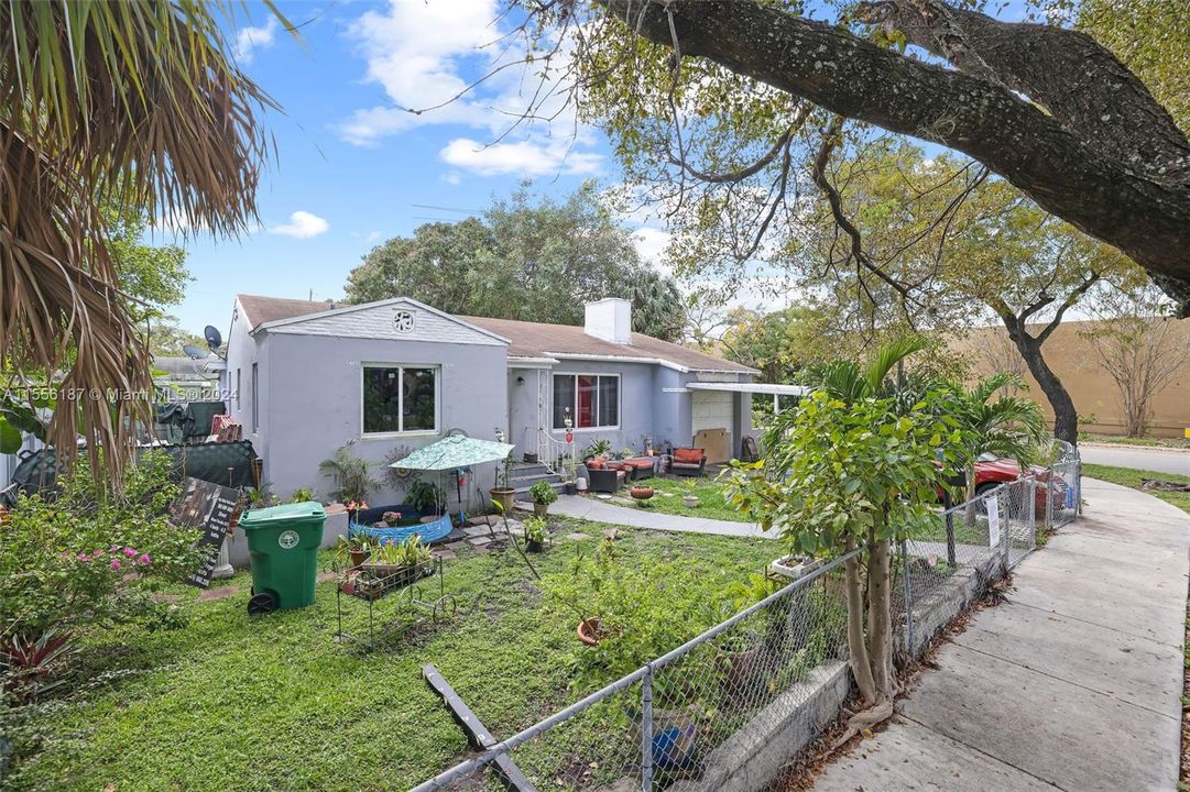 For Sale: $875,000 (4 beds, 2 baths, 1956 Square Feet)
