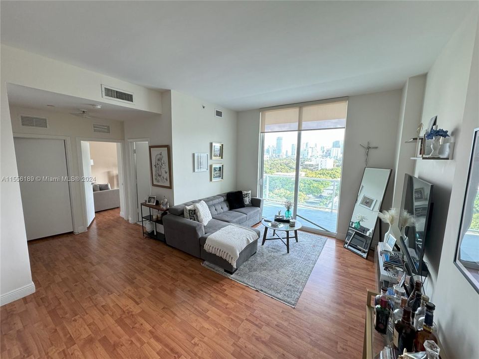 For Sale: $599,000 (2 beds, 2 baths, 1021 Square Feet)
