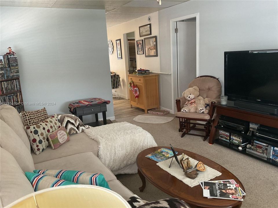 For Sale: $415,000 (2 beds, 1 baths, 904 Square Feet)