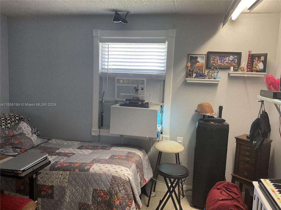 For Sale: $415,000 (2 beds, 1 baths, 904 Square Feet)