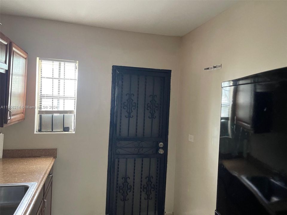 Active With Contract: $2,800 (3 beds, 1 baths, 855 Square Feet)