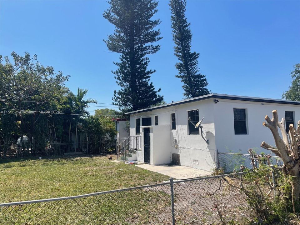 Active With Contract: $2,800 (3 beds, 1 baths, 855 Square Feet)