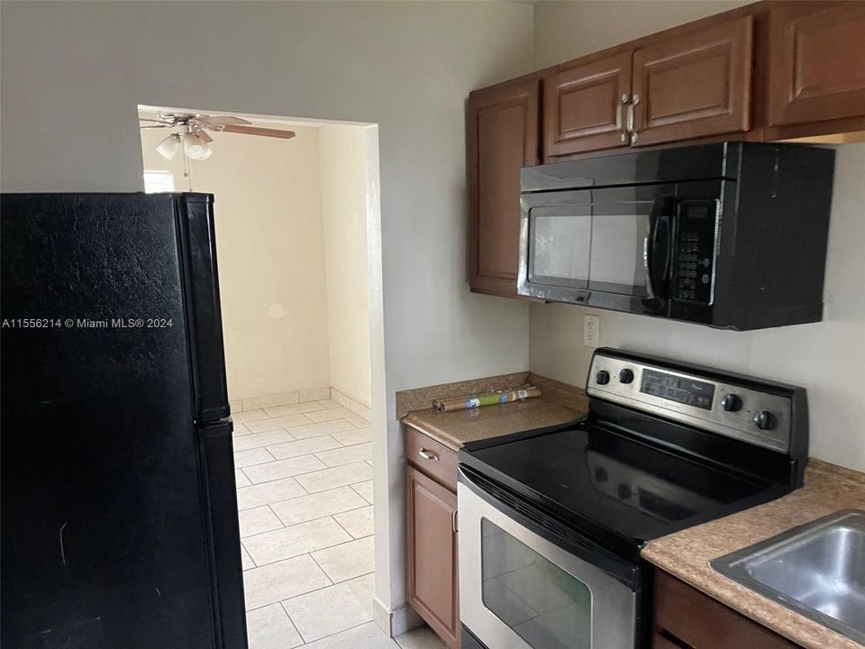 For Rent: $2,800 (3 beds, 1 baths, 855 Square Feet)