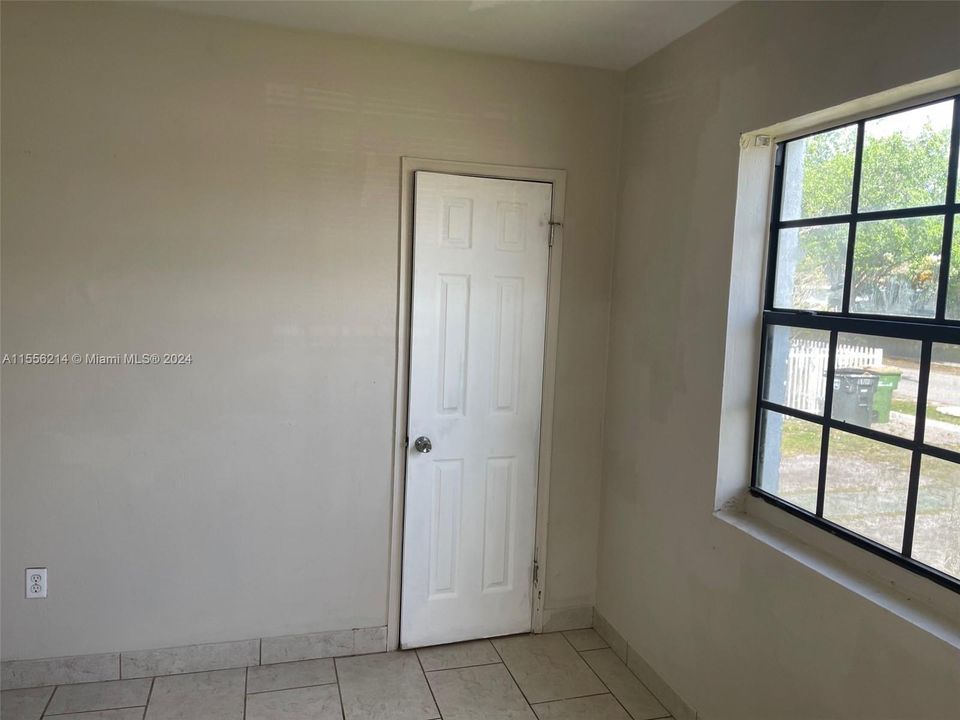 Active With Contract: $2,800 (3 beds, 1 baths, 855 Square Feet)