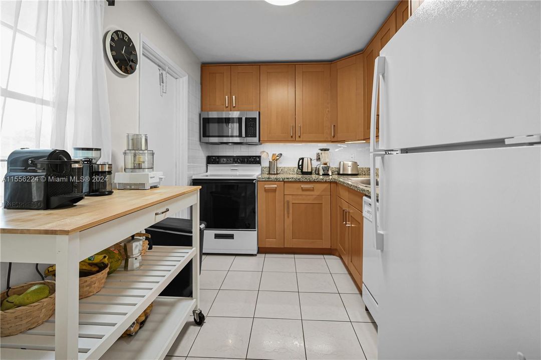 For Sale: $164,000 (1 beds, 1 baths, 730 Square Feet)