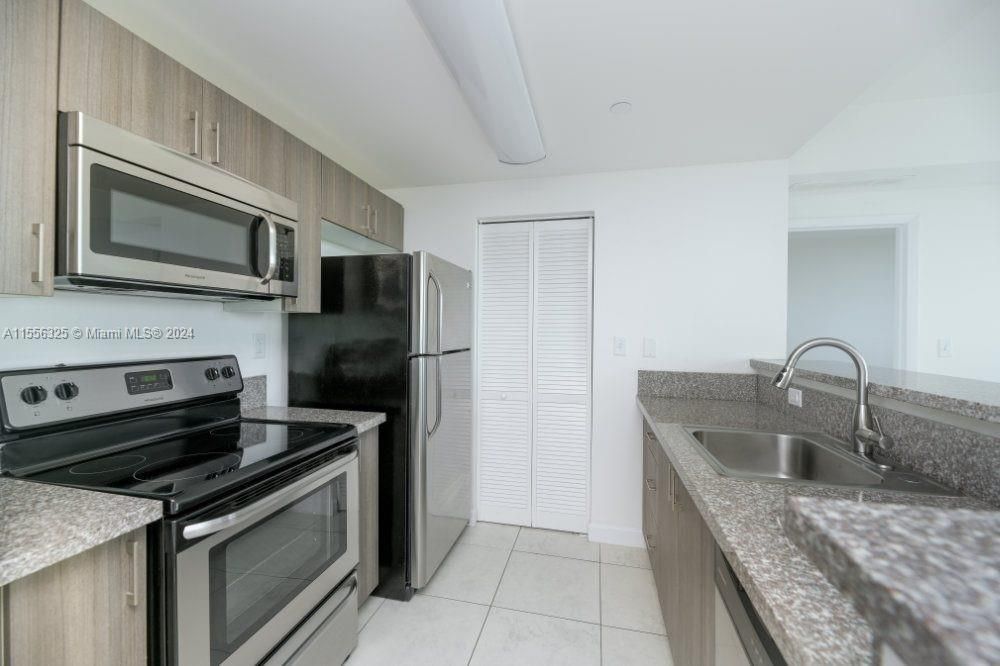 Active With Contract: $2,700 (2 beds, 2 baths, 915 Square Feet)